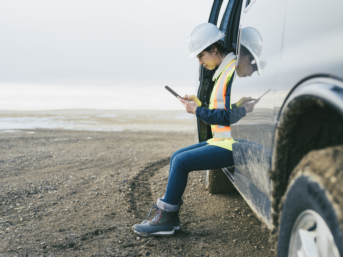 oil-worker-using-tablet